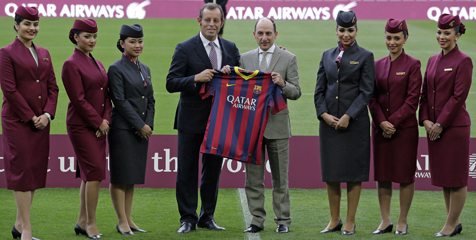 Rosell menyerahkan jersey bertanda tangan kepada Al Baker. (c) Qatar Airways