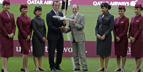 Al Baker memberikan model Qatar Airways 787 Dreamliner kepada Rosell. (c) Qatar Airways