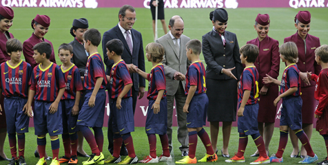Para pemain muda dari FCBEscola juga turut serta bergabung di lapangan. (c) Qatar Airways