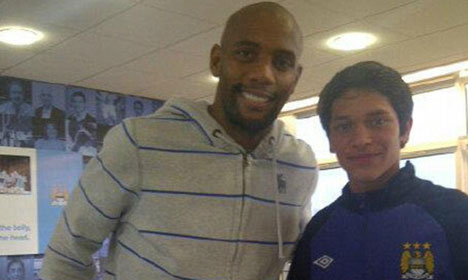 Gabriel Fernando (kanan) ketika masih di Manchester City