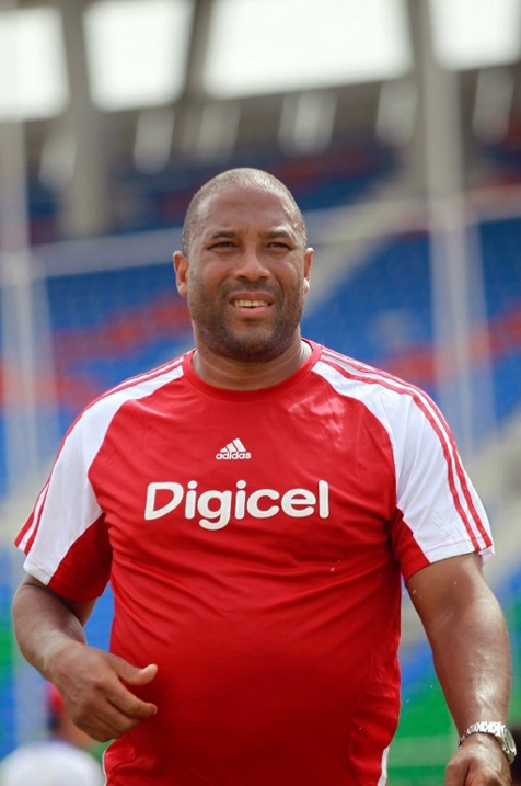 John Barnes mendesak Liverpool segera jual Suarez. (c) AFP