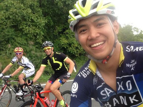 Doni Tata Pradita (depan) dan Marco Melandri (putih). (c) ist