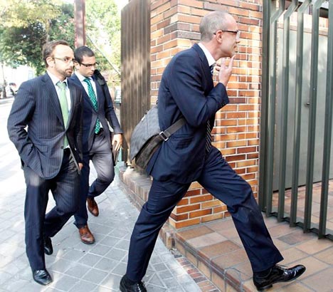 United diwakili tiga pengacara. (c) TDM