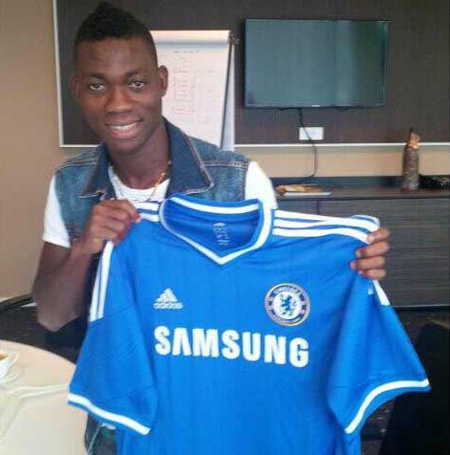 Atsu memposting foto dengan membawa jersey Chelsea melalui akun Twitternya.