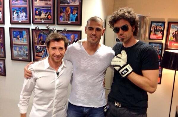 Valdes berfoto bersama pengisi acara El Hormiguero (c) mundo