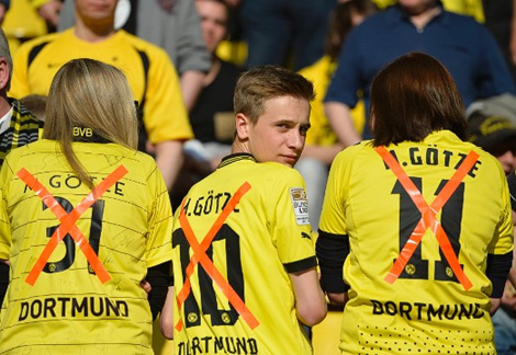 Aksi kecewa suporter Dortmund, usai mengetahui kepindahan Gotze ke Bayern. (c) Reuters 