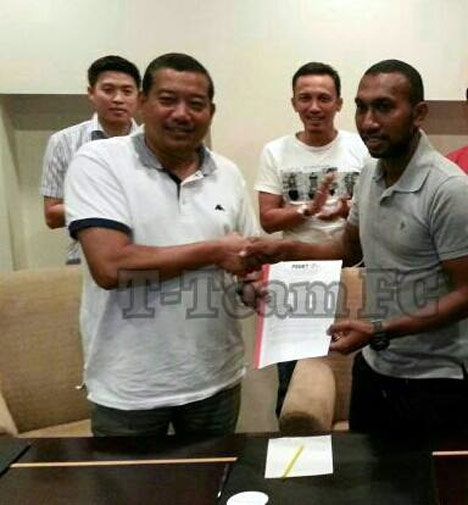 Patrich Wanggai bersama manajemen T-Team FC (c) T-Team FC