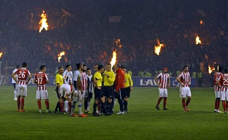 Api di sekitar tribun penonton saat Derby Belgrade berlangsung. (c) AP