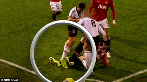 Riether injak Januzaj. (c) BBC
