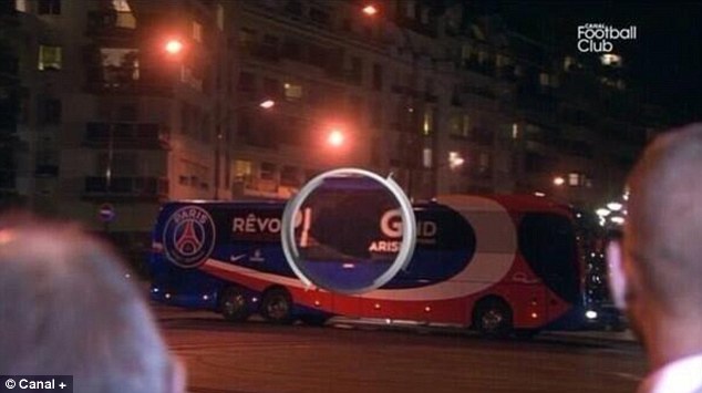 Bus PSG mendapat lemparan batu mengakibatkan kaca pecah.