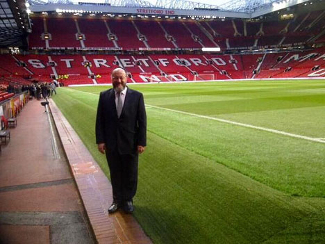 Ephraim Mirvis di Old Trafford (c) @chiefrabbi