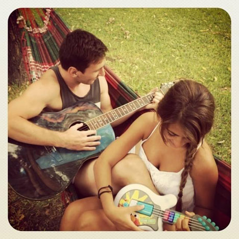 Messi dan Antonella bermain gitar (c) twitter.com/Antoo_roccuzzo