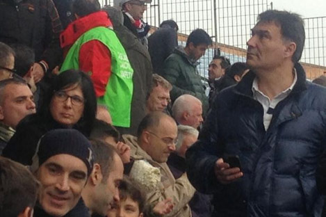 Moyes terlihat duduk di tribun penonton