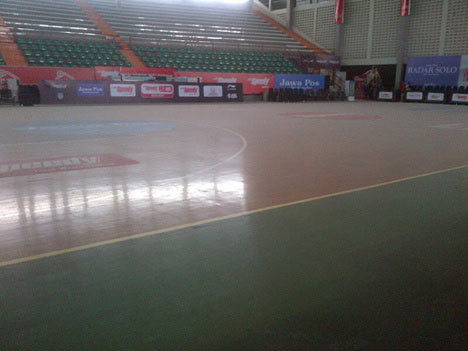 Lapangan Sritex Arena Solo yang berdebu akibat erupsi Gunung Kelud. (c) NBL Indonesia
