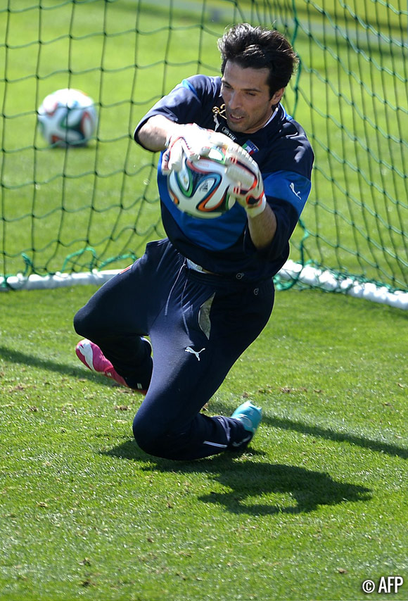 Galeri Foto Buffon di Sesi Latihan Italia - Bola.net