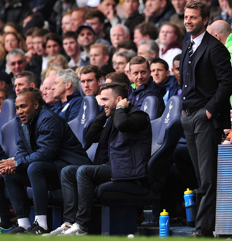 Fans Spurs duduk di kursi manajer, sementara Sherwood berdiri di sampingnya (c) AFP