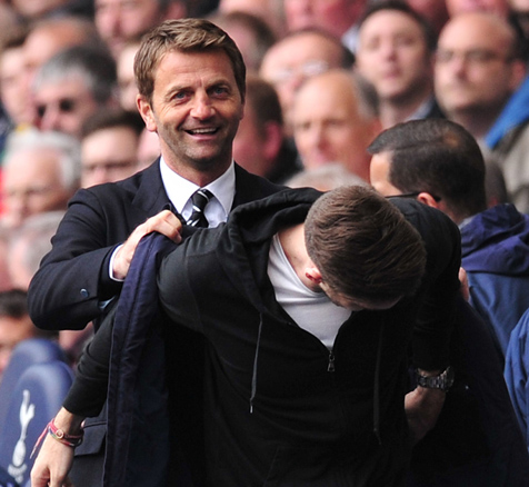 Sherwood saat memberikan rompi manajer miliknya kepada fans (c) AFP