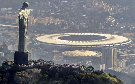 Patung Cristo Redentor dengan latar belakang Estadio Maracana  Telegraph