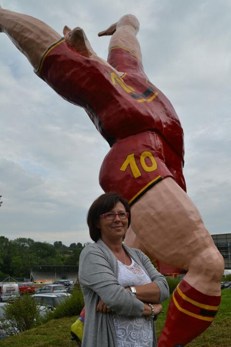 Ibu Hazard berfoto di depan patung sang anak
