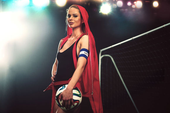 Berpose Sensual, Tiga Model Hot Playboy Mainkan 'Sepakbola Indah' - Bola.net