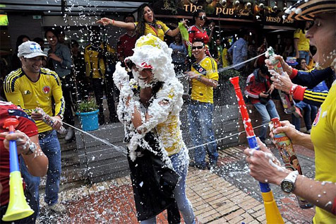 Fans Kolombia saling semprot krim cukur (c) AFP