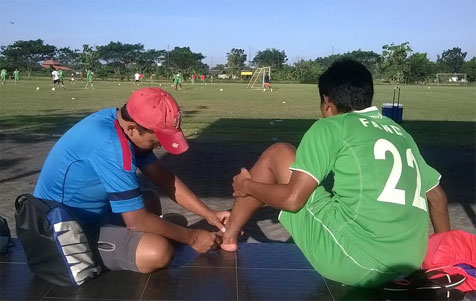 Fandi Eko Utomo mendapat perawatan