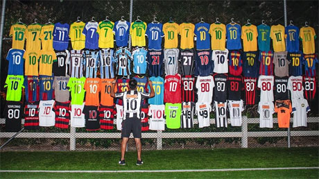 sumber: https://www.bola.net/bolatainment/fans-berat-ronaldinho-pamer-koleksi-jersey-memukau-miliknya-84a984.html