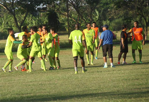 Pemain Persebaya mencoba melerai pertikaian