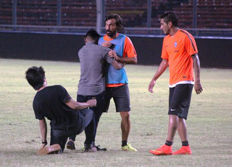 Seorang suporter memeluk Andrea Pirlo (c) Eggi