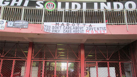 Spanduk sindiran kepada Giuseppe Marotta