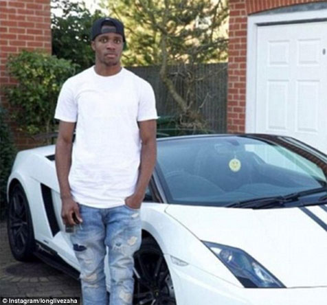 Zaha bersama mobil Lamborghini Gallardo miliknya