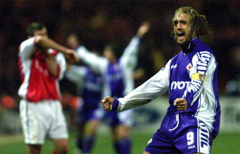 Batistuta rayakan kemenangan Fiorentina atas Arsenal di Liga Champions 1999 (c) AFP