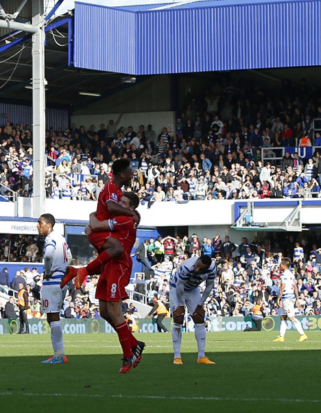 Raheem Sterling dan Steven Gerrard merayakan kemenangan Liverpool (c) AFP