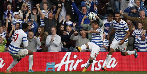QPR merayakan gol penyama kedudukan oleh Vargas (c) AFP