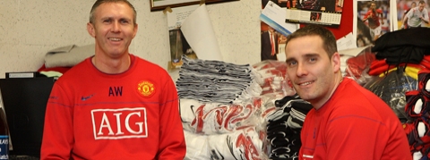 Alec Wylie dan Ian Buckingham dalam sebuah foto yang diambil pada tahun 2009