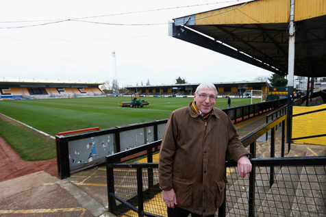 Dave Doggett saat berfoto di Abbey Stadium (c) Cambridge News