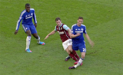Nemanja Matic saat mendapat tekel dari Ashley Barnes