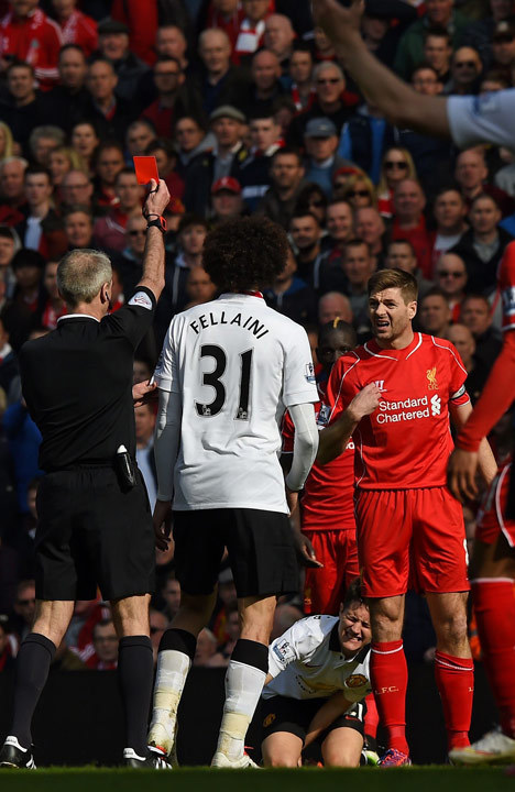 Steven Gerrard mendapatkan kartu merah usai menginjak Ander Herrera