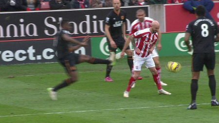Maynor figueroa melancarkan tekel horor pada Stephen Ireland