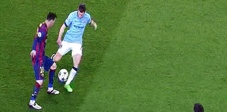 Nutmeg Messi kepada Milner