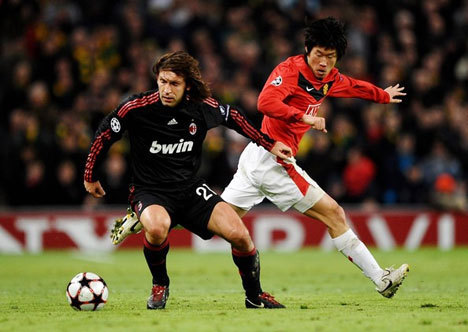 Park Ji-Sung kala bersua Andrea Pirlo pada 2010 lalu.