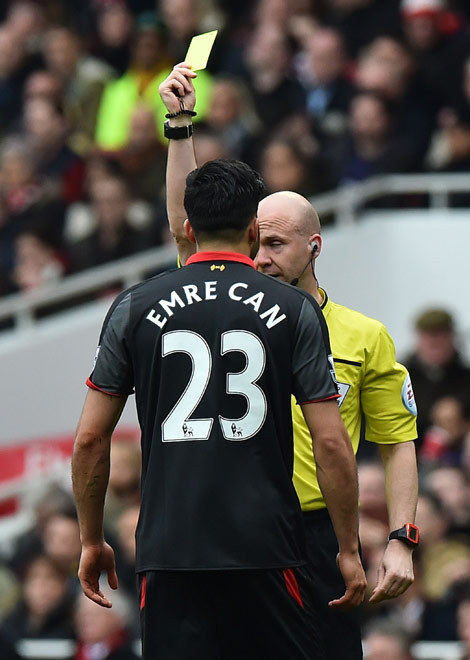 Emre Can saat menerima kartu kuning dari wasit Anthony Taylor
