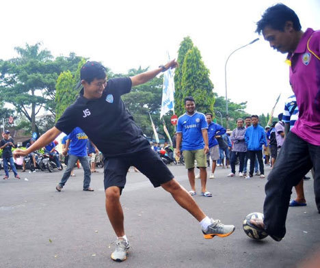 Joko Susilo cs ikut bermain bola di jalanan