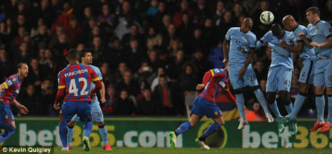Yaya Toure menunduk kala menghadang free kick Puncheon.