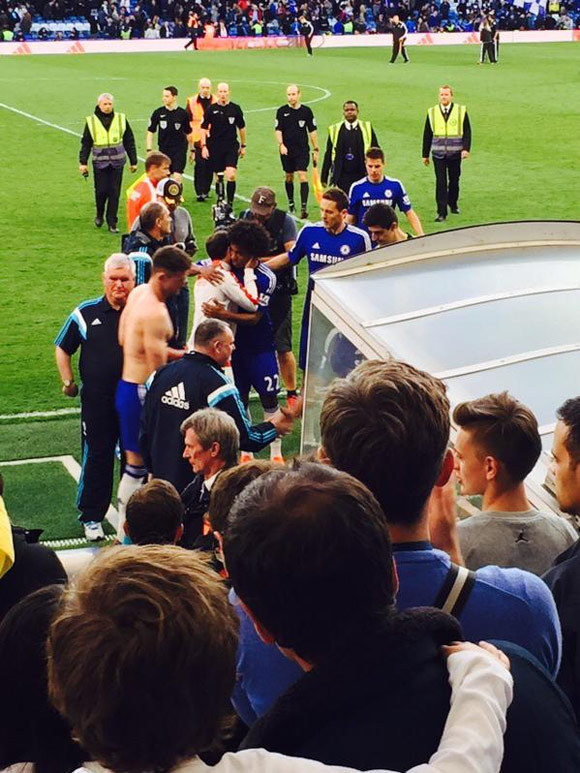 Juan Mata tampak memeluk Willian