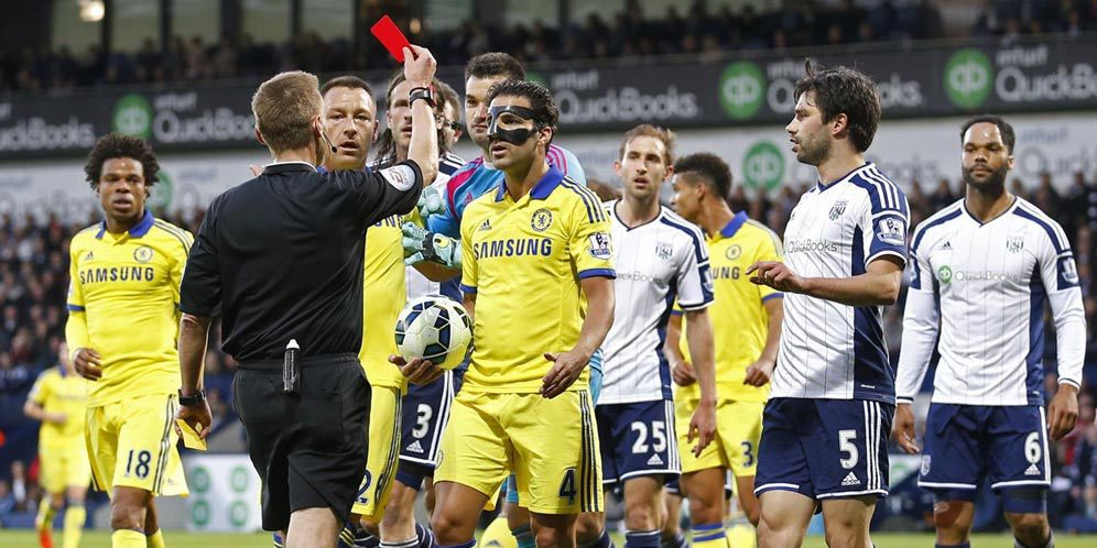 Fabregas dan Deretan Kartu Merah Paling Aneh di Dunia