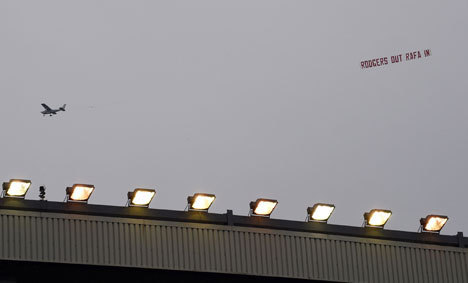 Spanduk Rodgers Out, Rafa In