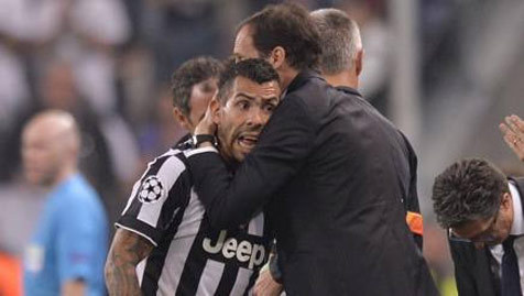 Allegri memeluk Tevez usai ditarik keluar.