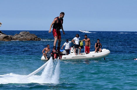 El Shaarawy bermain flyboard