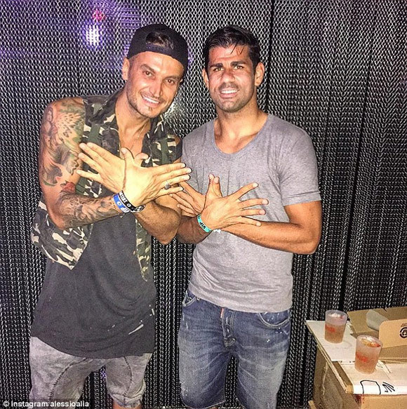 Diego Costa menikmati liburan dengan hang out ke klub malam di Ibiza
